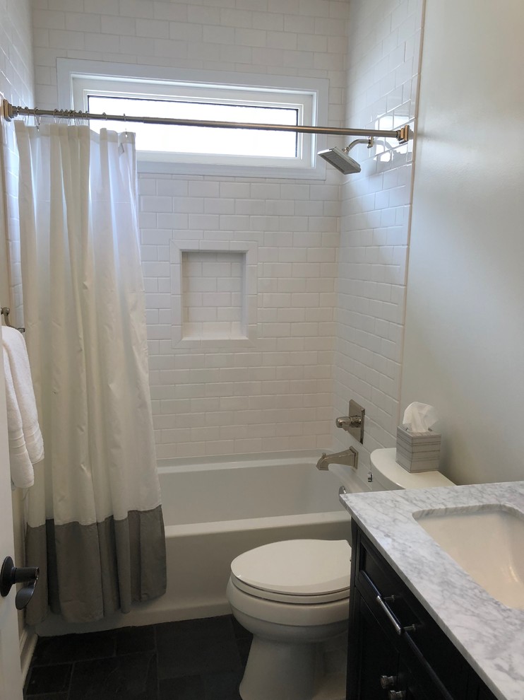 Источник вдохновения для домашнего уюта: ванная комната среднего размера в стиле неоклассика (современная классика) с фасадами в стиле шейкер, черными фасадами, ванной в нише, душем в нише, раздельным унитазом, белой плиткой, керамогранитной плиткой, белыми стенами, полом из сланца, душевой кабиной, врезной раковиной, столешницей из кварцита, черным полом, шторкой для ванной и серой столешницей