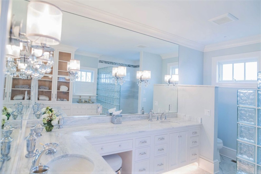 プロビデンスにある広いおしゃれな浴室 (ミラータイル、アンダーカウンター洗面器、大理石の洗面台) の写真