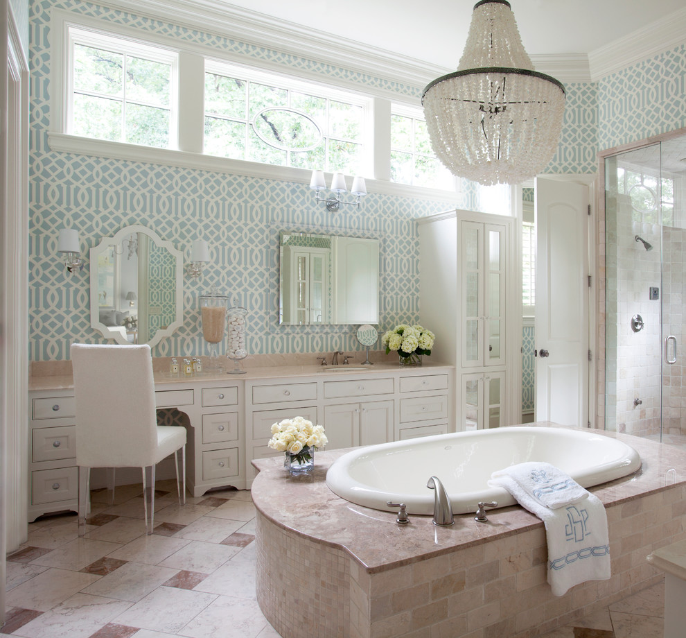 Idéer för ett stort klassiskt en-suite badrum, med ett undermonterad handfat, vita skåp, ett platsbyggt badkar, beige kakel, keramikplattor, klinkergolv i keramik, en dusch i en alkov, blå väggar och luckor med profilerade fronter