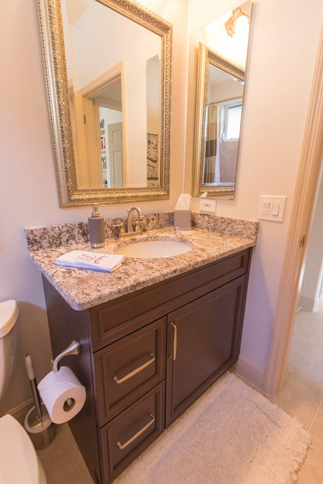Kleines Klassisches Duschbad mit profilierten Schrankfronten, braunen Schränken, Toilette mit Aufsatzspülkasten, beigen Fliesen, Keramikfliesen, beiger Wandfarbe, Keramikboden und Granit-Waschbecken/Waschtisch in Miami