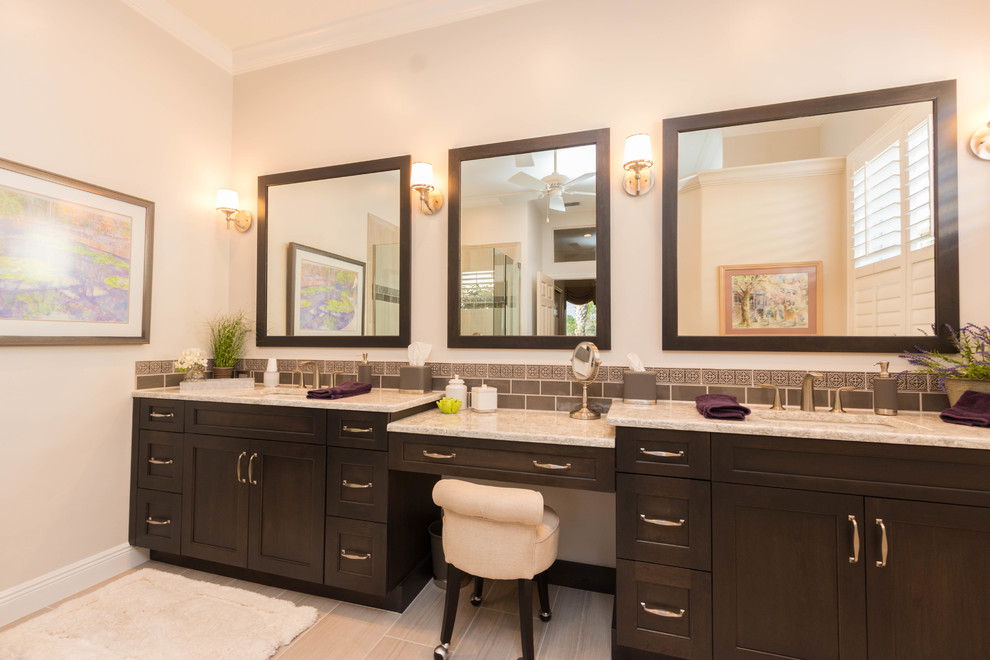 Großes Klassisches Badezimmer En Suite mit profilierten Schrankfronten, braunen Schränken, bodengleicher Dusche, Toilette mit Aufsatzspülkasten, grauen Fliesen, Keramikfliesen, beiger Wandfarbe, Keramikboden, Unterbauwaschbecken und Quarzwerkstein-Waschtisch in Miami