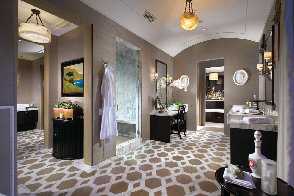 Exempel på ett stort modernt en-suite badrum, med skåp i mörkt trä, en dusch i en alkov, grå kakel, vit kakel, marmorkakel, bruna väggar, marmorgolv, brunt golv och dusch med gångjärnsdörr