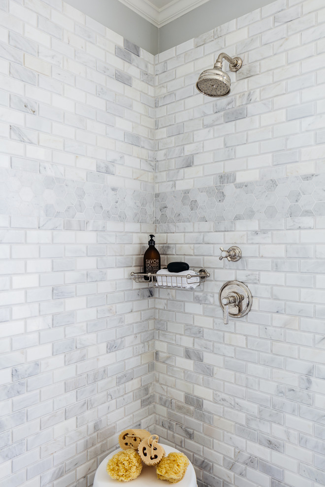 Foto di una stanza da bagno classica con pareti grigie