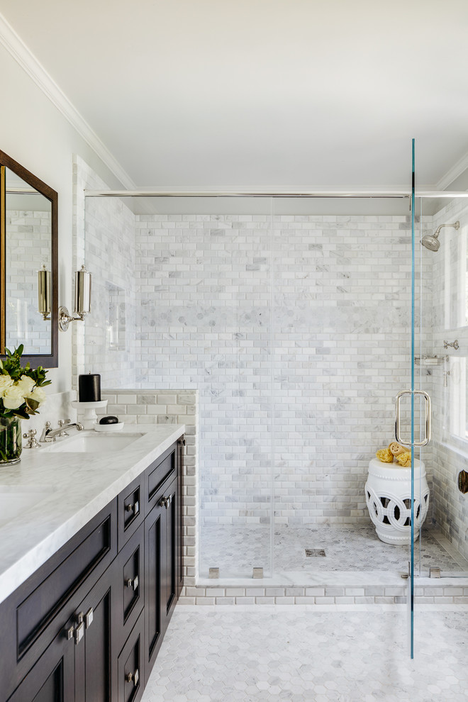Idéer för ett stort klassiskt en-suite badrum, med skåp i mörkt trä, klinkergolv i keramik, luckor med infälld panel, en dusch i en alkov, vit kakel, grå väggar, ett undermonterad handfat, vitt golv och dusch med gångjärnsdörr