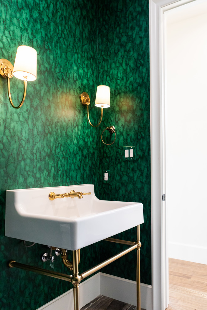 Idéer för att renovera ett litet badrum, med gröna väggar och ett konsol handfat