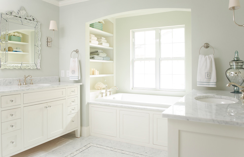 Idee per una stanza da bagno chic con lavabo sottopiano, ante in stile shaker, ante bianche, vasca da incasso e pareti grigie