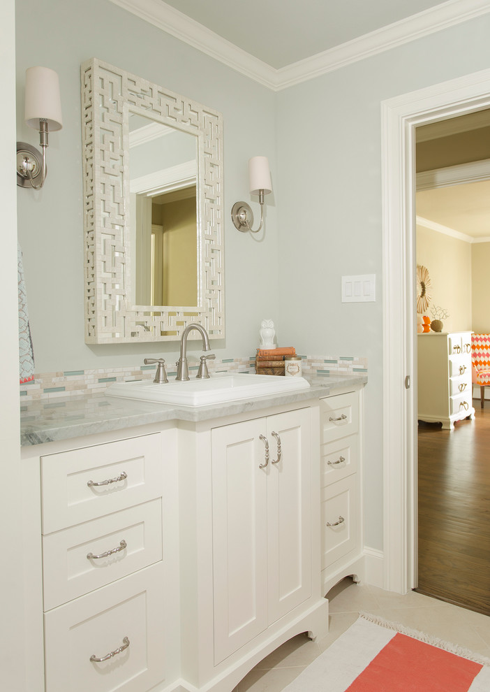 Foto di una stanza da bagno classica con lavabo da incasso, ante in stile shaker, ante bianche, pareti grigie e top grigio