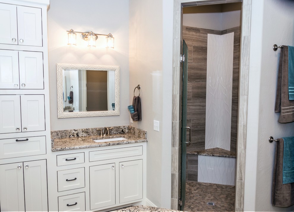Idée de décoration pour une grande salle de bain principale champêtre avec un placard avec porte à panneau encastré, des portes de placard blanches, une baignoire posée, une douche d'angle, WC à poser, un carrelage multicolore, des carreaux de porcelaine, un mur gris, un sol en carrelage de porcelaine, un lavabo encastré, un plan de toilette en granite, un sol multicolore et une cabine de douche à porte battante.