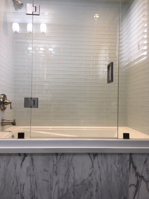 Idées déco pour une salle de bain classique de taille moyenne avec une baignoire posée, un carrelage blanc et un carrelage en pâte de verre.