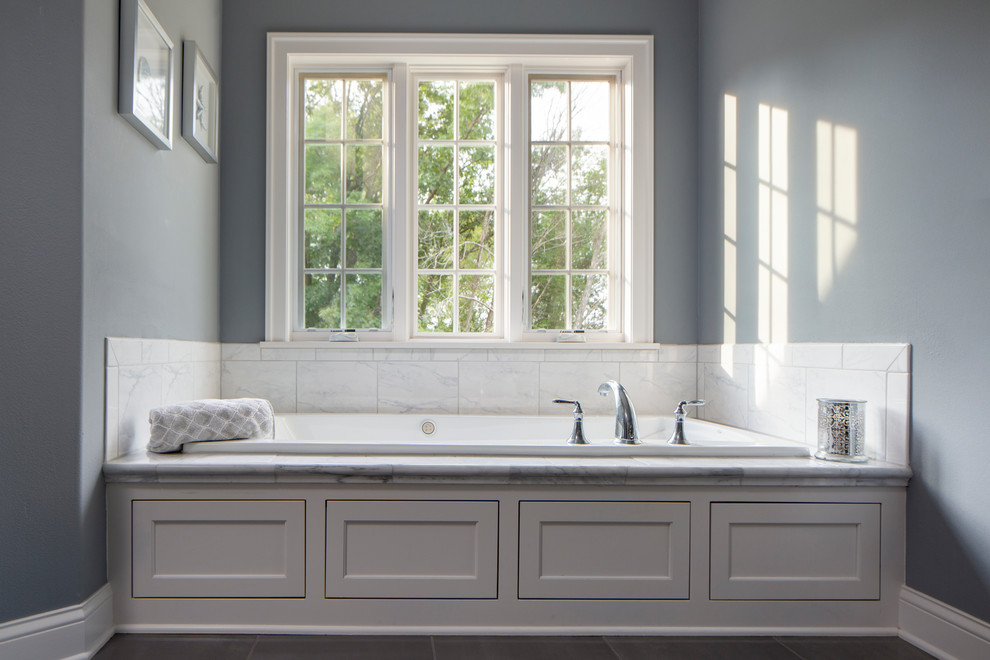 Bild på ett mellanstort amerikanskt vit vitt badrum, med släta luckor, vita skåp, ett platsbyggt badkar, en dusch i en alkov, vit kakel, grå väggar, klinkergolv i porslin, ett undermonterad handfat, bänkskiva i kvarts, grått golv, dusch med gångjärnsdörr och marmorkakel
