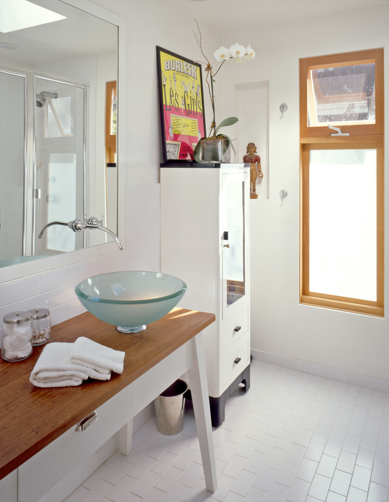 Immagine di una stanza da bagno minimal con lavabo a bacinella, ante bianche, top in legno, piastrelle bianche, piastrelle diamantate e ante lisce