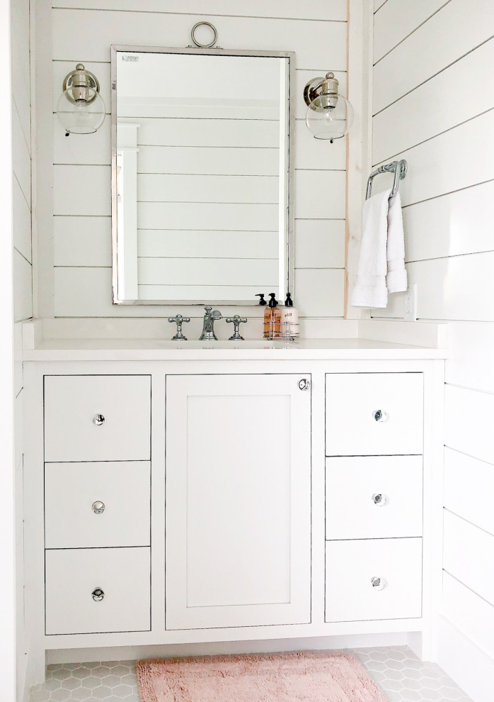 Bild på ett litet vintage badrum, med skåp i shakerstil, vita skåp och vita väggar