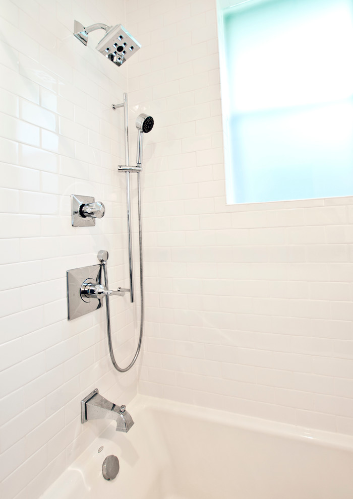 Idéer för att renovera ett litet vintage flerfärgad flerfärgat badrum, med skåp i shakerstil, skåp i mörkt trä, ett badkar i en alkov, en dusch/badkar-kombination, en toalettstol med separat cisternkåpa, vit kakel, vita väggar, marmorgolv, ett undermonterad handfat, marmorbänkskiva, tunnelbanekakel, flerfärgat golv och dusch med duschdraperi