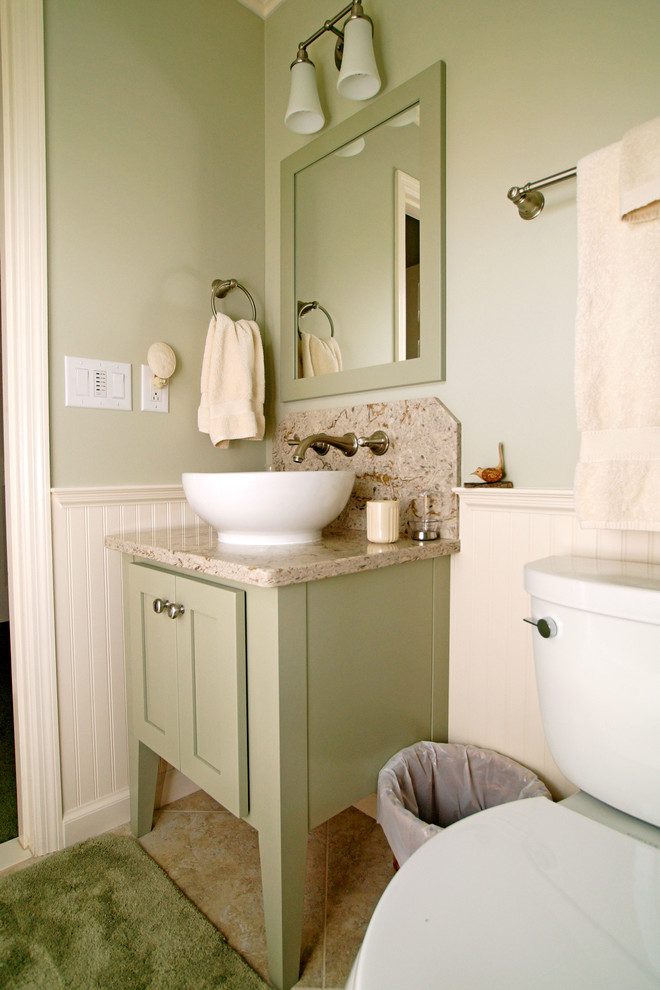 Inredning av ett lantligt litet badrum, med ett piedestal handfat, skåp i shakerstil, gröna skåp, bänkskiva i kvarts, en hörndusch, beige kakel, keramikplattor, gröna väggar och klinkergolv i keramik