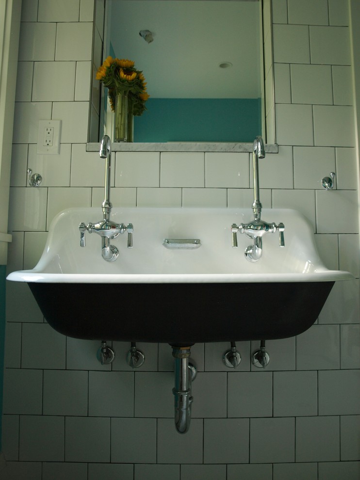 クリーブランドにあるトランジショナルスタイルのおしゃれな子供用バスルーム (壁付け型シンク、アルコーブ型浴槽、シャワー付き浴槽	、白いタイル、青い壁、モザイクタイル) の写真