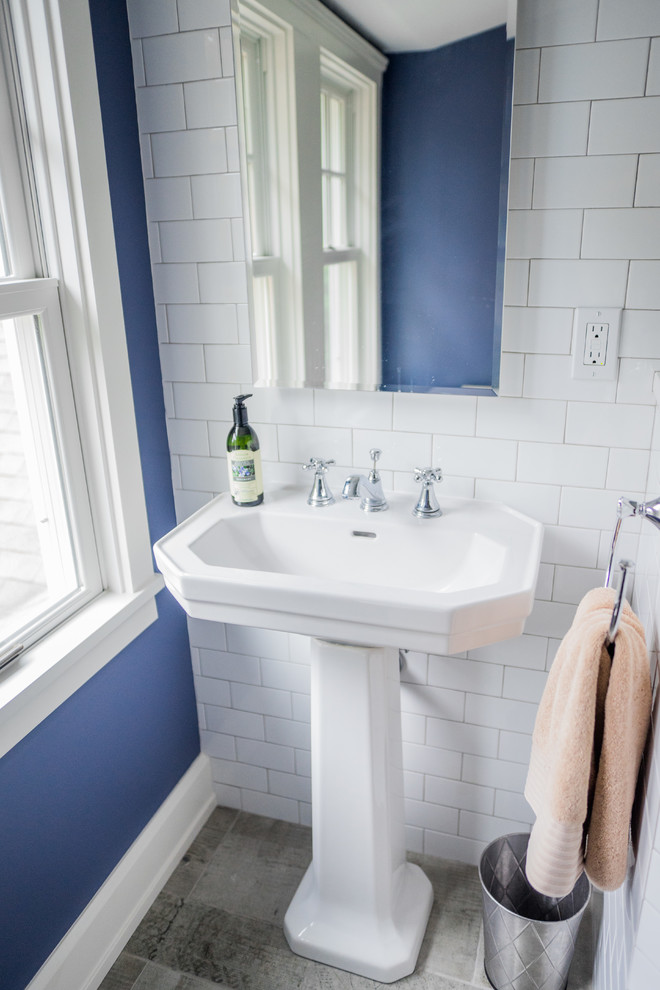 Idéer för mellanstora vintage badrum med dusch, med ett piedestal handfat, en kantlös dusch, en toalettstol med separat cisternkåpa, vit kakel, keramikplattor, lila väggar och klinkergolv i porslin
