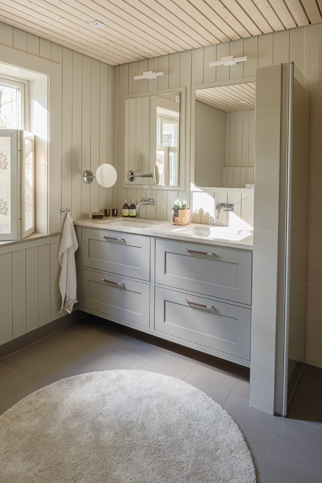 Imagen de cuarto de baño de estilo de casa de campo con armarios estilo shaker, puertas de armario beige, paredes beige, aseo y ducha, lavabo bajoencimera y suelo beige