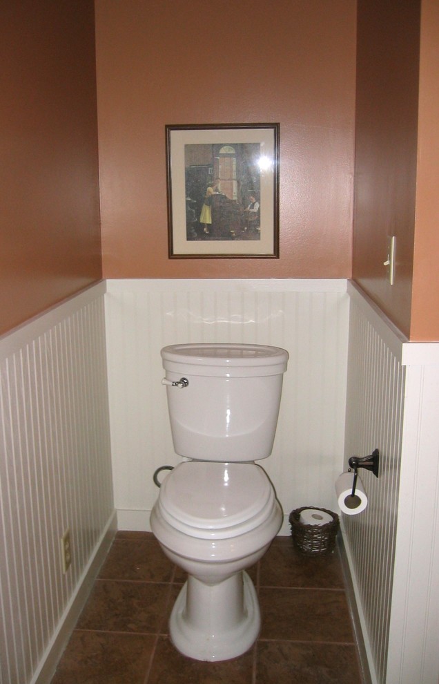 Aménagement d'une salle de bain principale campagne de taille moyenne avec un lavabo posé, un placard en trompe-l'oeil, une baignoire sur pieds et WC séparés.