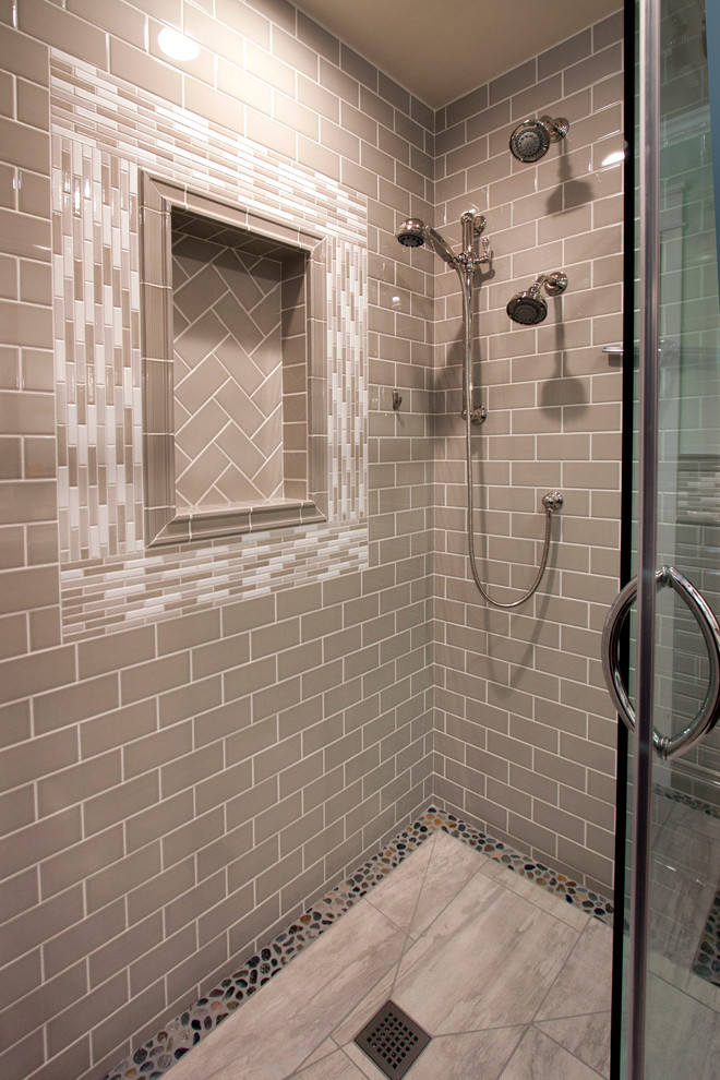 Cette image montre une petite salle d'eau en bois brun avec un placard à porte affleurante, une douche à l'italienne, un bidet, un carrelage gris, des carreaux de céramique, un mur vert, un sol en carrelage de porcelaine, une vasque, un plan de toilette en quartz modifié, un sol gris et une cabine de douche à porte coulissante.