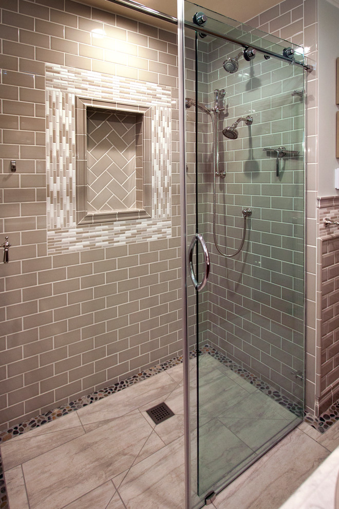 Idéer för ett litet badrum med dusch, med luckor med profilerade fronter, skåp i mellenmörkt trä, en kantlös dusch, en bidé, grå kakel, keramikplattor, gröna väggar, klinkergolv i porslin, ett fristående handfat, bänkskiva i kvarts, grått golv och dusch med skjutdörr