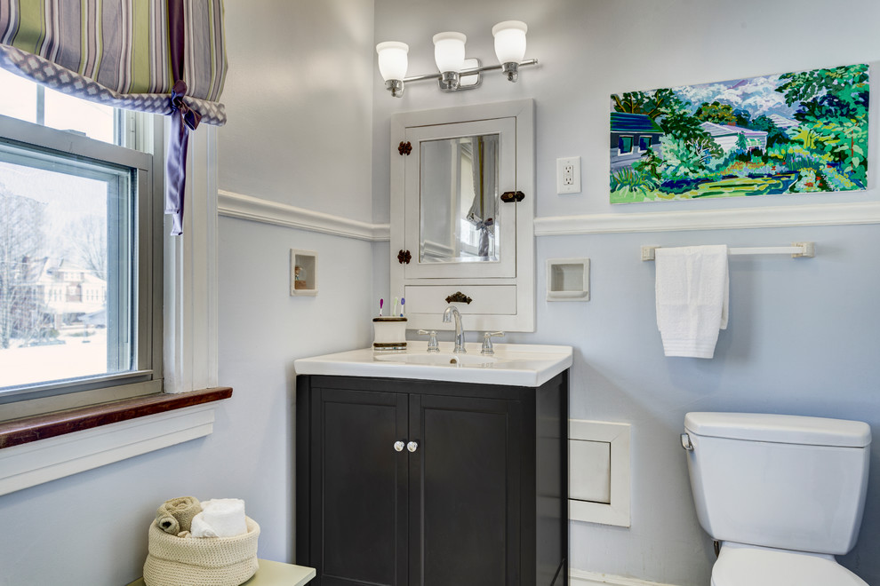Cette photo montre une petite salle d'eau éclectique en bois foncé avec un lavabo intégré, un placard à porte shaker, un plan de toilette en carrelage, une douche ouverte, WC séparés, un carrelage blanc, des carreaux de céramique, un mur bleu et un sol en carrelage de céramique.