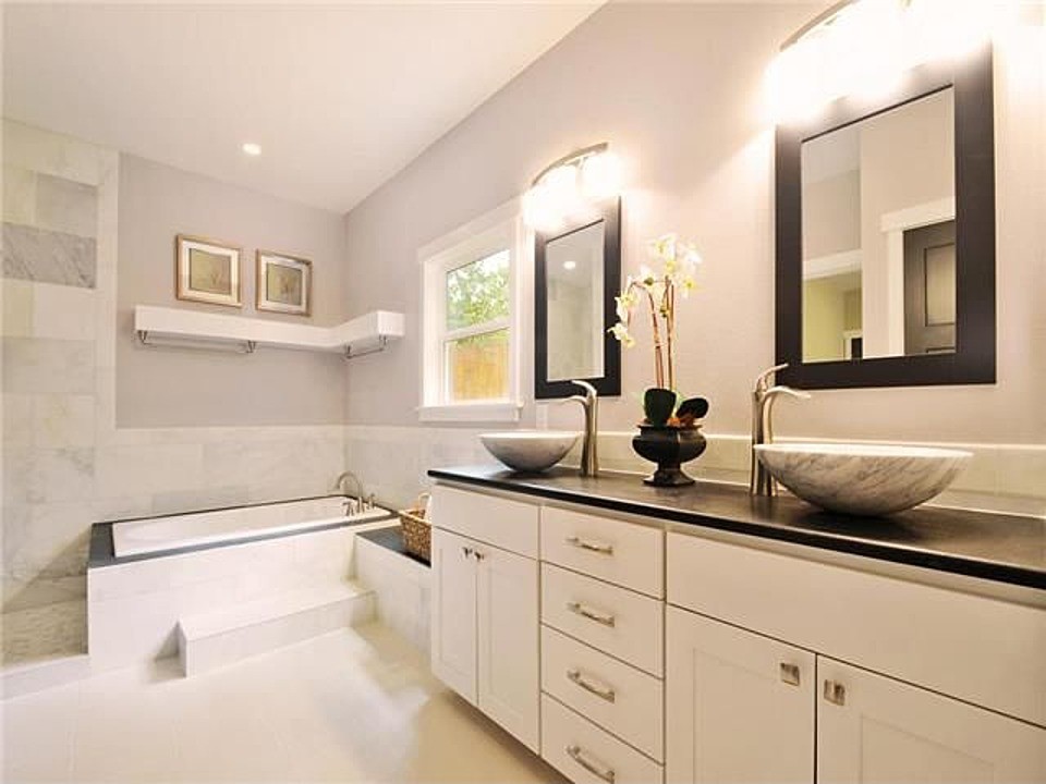 Inredning av ett modernt litet en-suite badrum, med ett fristående handfat, skåp i shakerstil, vita skåp, granitbänkskiva, ett fristående badkar, en toalettstol med hel cisternkåpa och vita väggar