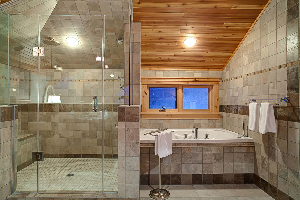 Идея дизайна: большая главная ванная комната в стиле рустика с ванной в нише, душем в нише, серой плиткой, керамической плиткой, полом из керамической плитки, серым полом и душем с распашными дверями