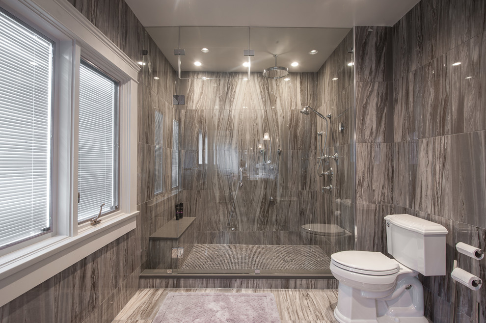 Ispirazione per una stanza da bagno con doccia contemporanea di medie dimensioni con doccia alcova, WC a due pezzi, piastrelle marroni, piastrelle in gres porcellanato e pavimento in gres porcellanato