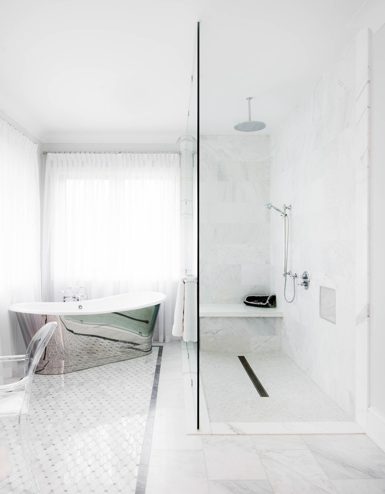 Inspiration för ett stort vintage en-suite badrum, med möbel-liknande, skåp i mörkt trä, vita väggar, marmorgolv, ett undermonterad handfat, marmorbänkskiva, vitt golv, ett fristående badkar, en öppen dusch, vit kakel, stenkakel och med dusch som är öppen