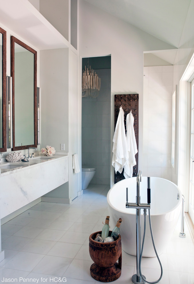 Maritimes Badezimmer En Suite mit Duschnische, Toilette mit Aufsatzspülkasten, Marmorboden, Unterbauwaschbecken und Marmor-Waschbecken/Waschtisch in New York