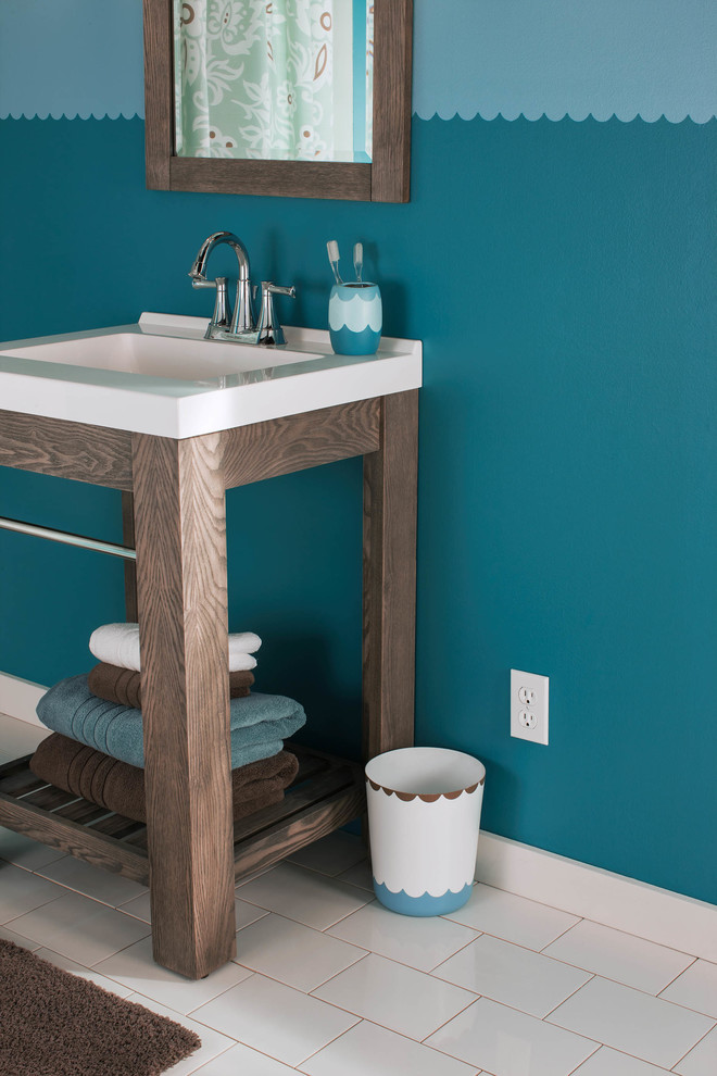 Стильный дизайн: ванная комната в современном стиле с синими стенами и полом из керамической плитки - последний тренд