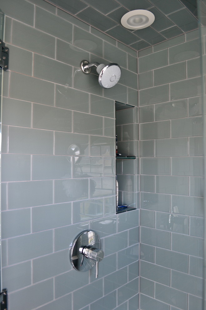 Стильный дизайн: ванная комната среднего размера в стиле неоклассика (современная классика) с душем в нише, синей плиткой и стеклянной плиткой - последний тренд