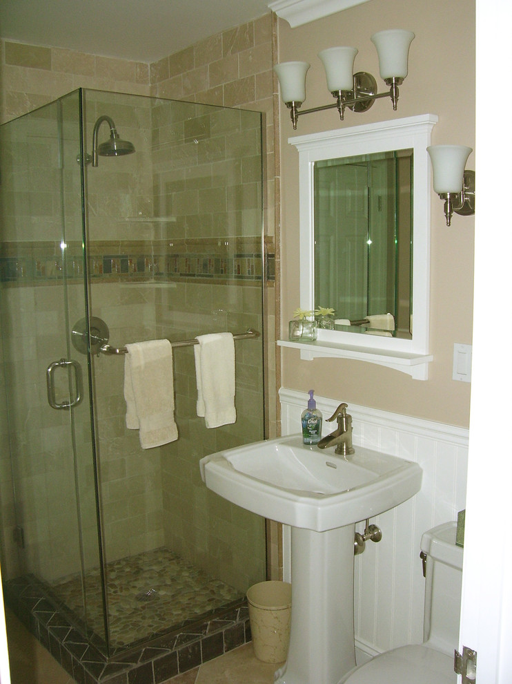 Идея дизайна: ванная комната среднего размера в классическом стиле с душем в нише, унитазом-моноблоком, бежевой плиткой, коричневой плиткой, керамической плиткой, бежевыми стенами, полом из керамической плитки, душевой кабиной, раковиной с пьедесталом, столешницей из искусственного камня, бежевым полом и душем с распашными дверями