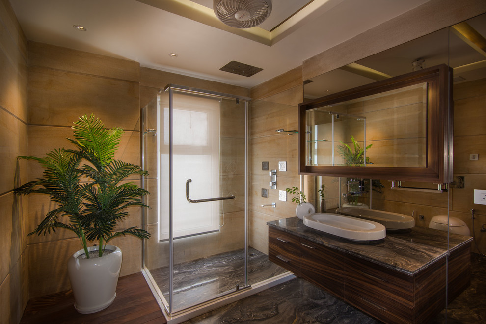 Идея дизайна: ванная комната среднего размера в современном стиле с угловым душем, настольной раковиной и душем с раздвижными дверями