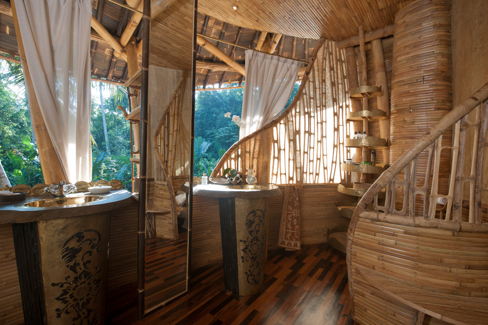 Пример оригинального дизайна: большая главная ванная комната в морском стиле с открытыми фасадами, светлыми деревянными фасадами, душем в нише, полом из бамбука, раковиной с пьедесталом, столешницей из искусственного камня, коричневым полом и открытым душем