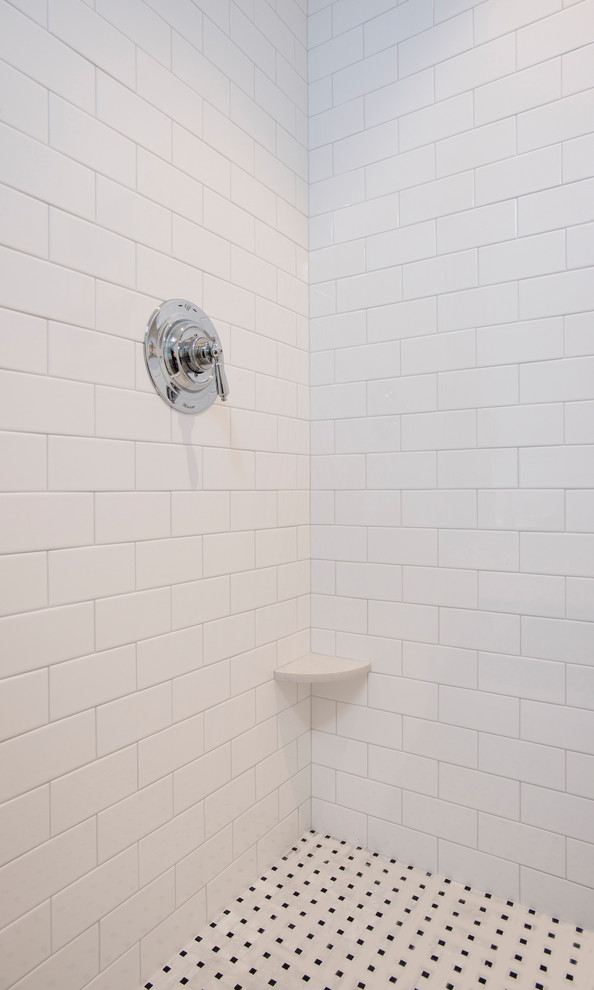 Immagine di una stanza da bagno contemporanea con doccia ad angolo, pistrelle in bianco e nero e piastrelle a mosaico