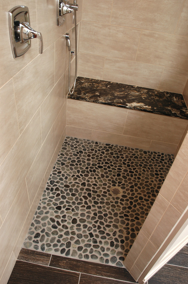 Esempio di una stanza da bagno padronale tradizionale di medie dimensioni con doccia alcova, piastrelle di ciottoli e piastrelle multicolore
