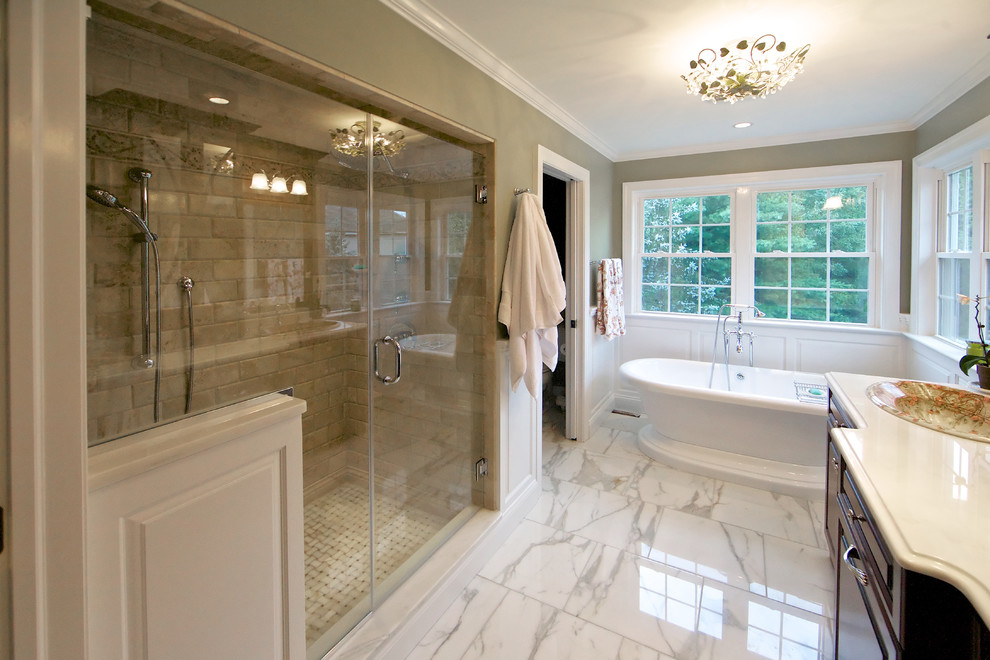 Свежая идея для дизайна: ванная комната в классическом стиле с накладной раковиной, темными деревянными фасадами, отдельно стоящей ванной, душем в нише и бежевой плиткой - отличное фото интерьера