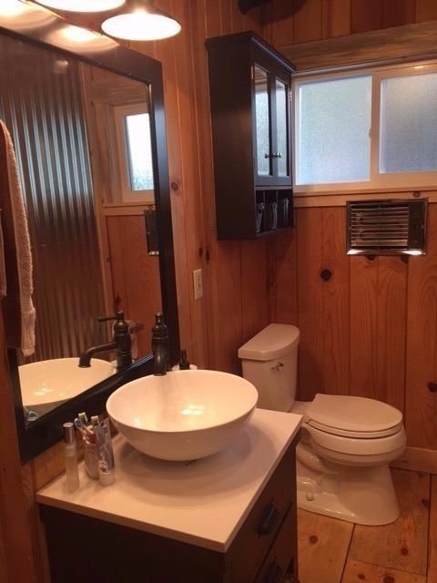 Foto di una piccola stanza da bagno padronale stile rurale con ante in stile shaker, ante marroni, doccia alcova, parquet chiaro, lavabo a bacinella e top in marmo