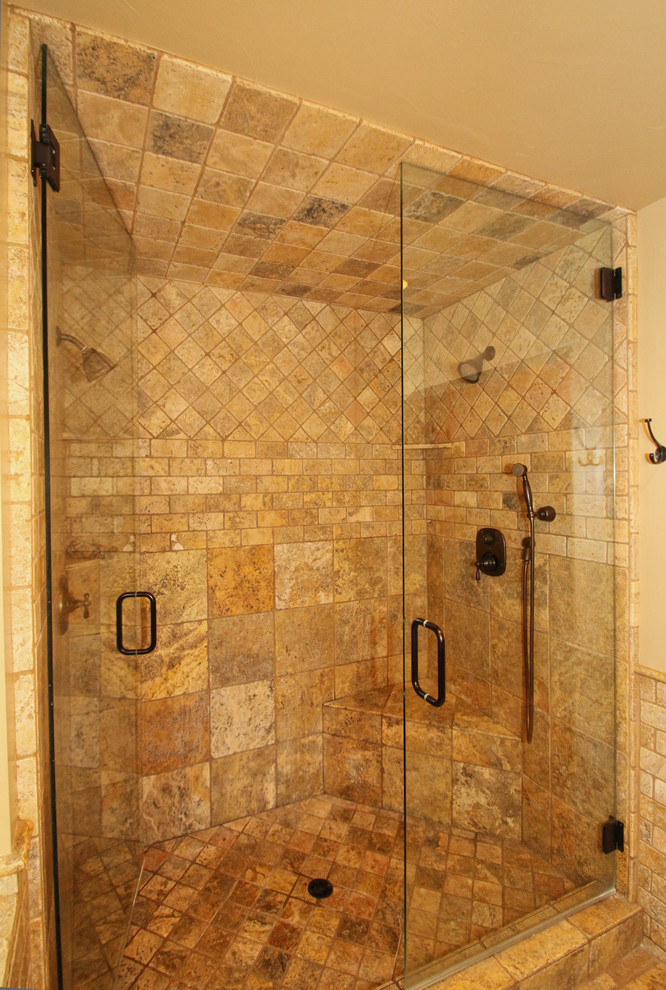 Modelo de cuarto de baño principal rural con baldosas y/o azulejos beige, baldosas y/o azulejos de cerámica y ducha doble