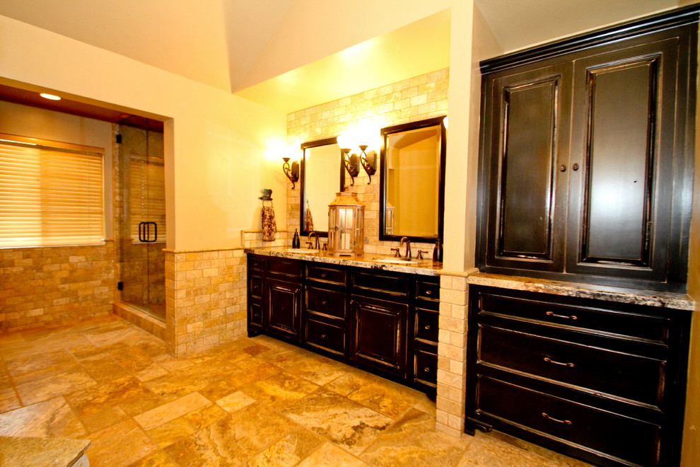 Aménagement d'une salle de bain principale montagne en bois vieilli avec un plan de toilette en granite, une douche double, un carrelage beige, des carreaux de céramique et un sol en carrelage de céramique.