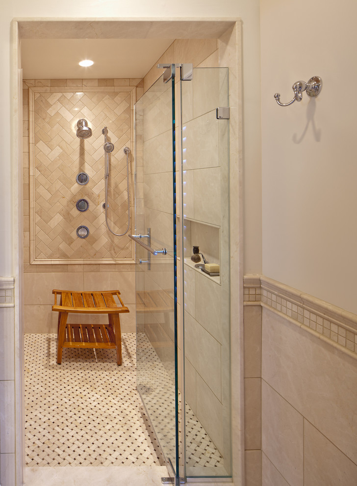 Идея дизайна: главная ванная комната среднего размера в стиле неоклассика (современная классика) с душем в нише, бежевой плиткой, каменной плиткой и белыми стенами