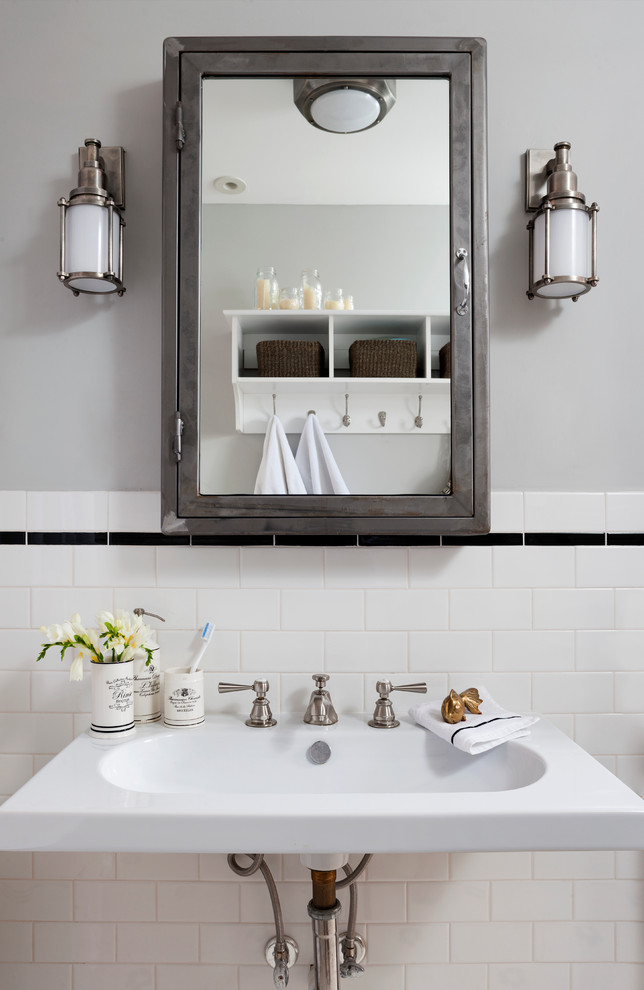 Eklektisk inredning av ett litet badrum, med ett väggmonterat handfat, ett badkar med tassar, en dusch/badkar-kombination, vit kakel, porslinskakel, grå väggar och klinkergolv i porslin