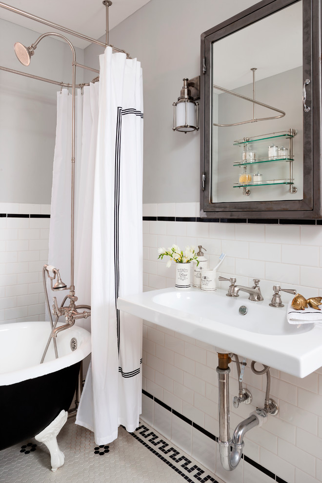 Bild på ett litet eklektiskt badrum, med ett väggmonterat handfat, ett badkar med tassar, en dusch/badkar-kombination, porslinskakel, grå väggar, mosaikgolv och svart och vit kakel