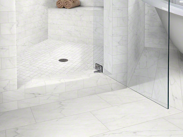 Aménagement d'une salle de bain contemporaine avec un carrelage blanc, des carreaux de porcelaine et un sol en carrelage de porcelaine.