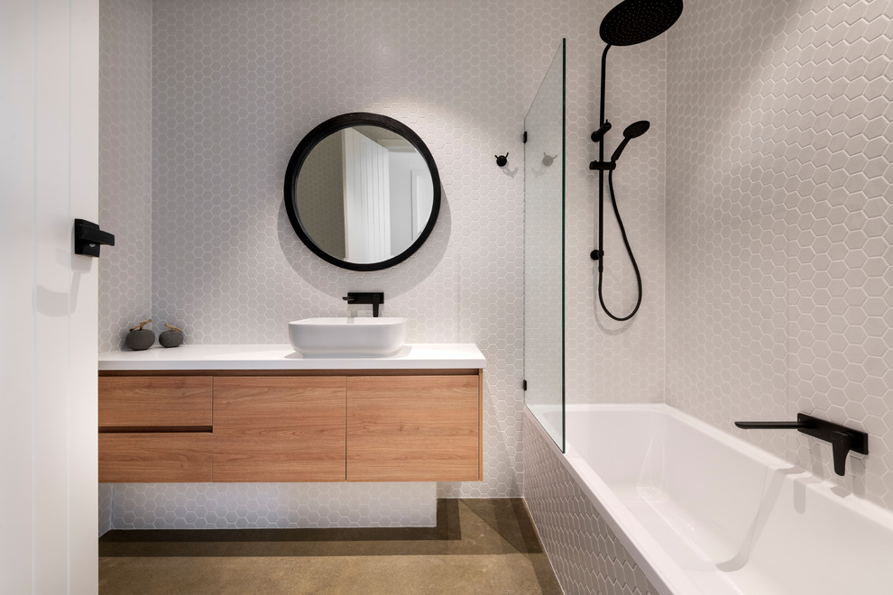 Idéer för mellanstora funkis vitt badrum med dusch, med släta luckor, skåp i mellenmörkt trä, ett badkar i en alkov, en dusch/badkar-kombination, grå kakel, ett fristående handfat, beiget golv och med dusch som är öppen