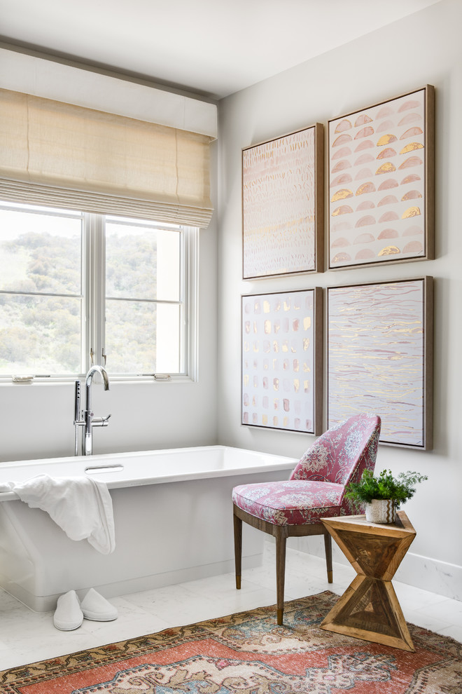 Inspiration för mellanstora klassiska grått en-suite badrum, med släta luckor, skåp i mellenmörkt trä, ett fristående badkar, grå väggar, marmorgolv, ett undermonterad handfat, bänkskiva i kvarts och vitt golv