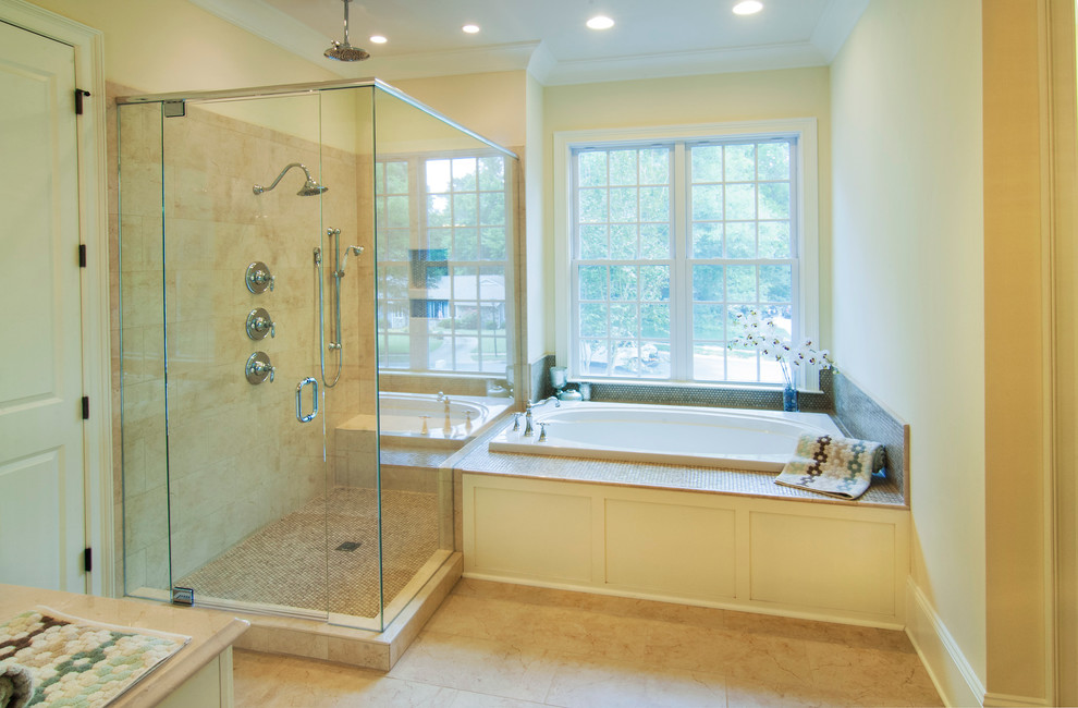 Idéer för stora vintage en-suite badrum, med vita skåp, granitbänkskiva, ett platsbyggt badkar, en hörndusch, beige kakel och klinkergolv i terrakotta