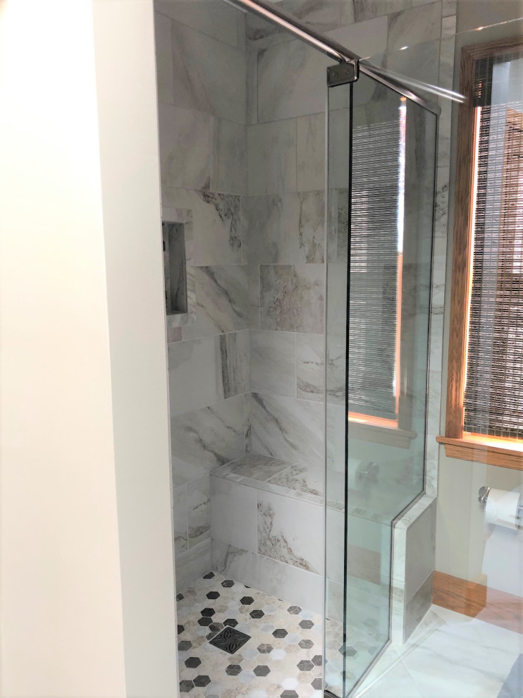 Idée de décoration pour une petite salle de bain champêtre avec un carrelage blanc, des carreaux de céramique, un sol en carrelage de céramique, un sol gris et un banc de douche.
