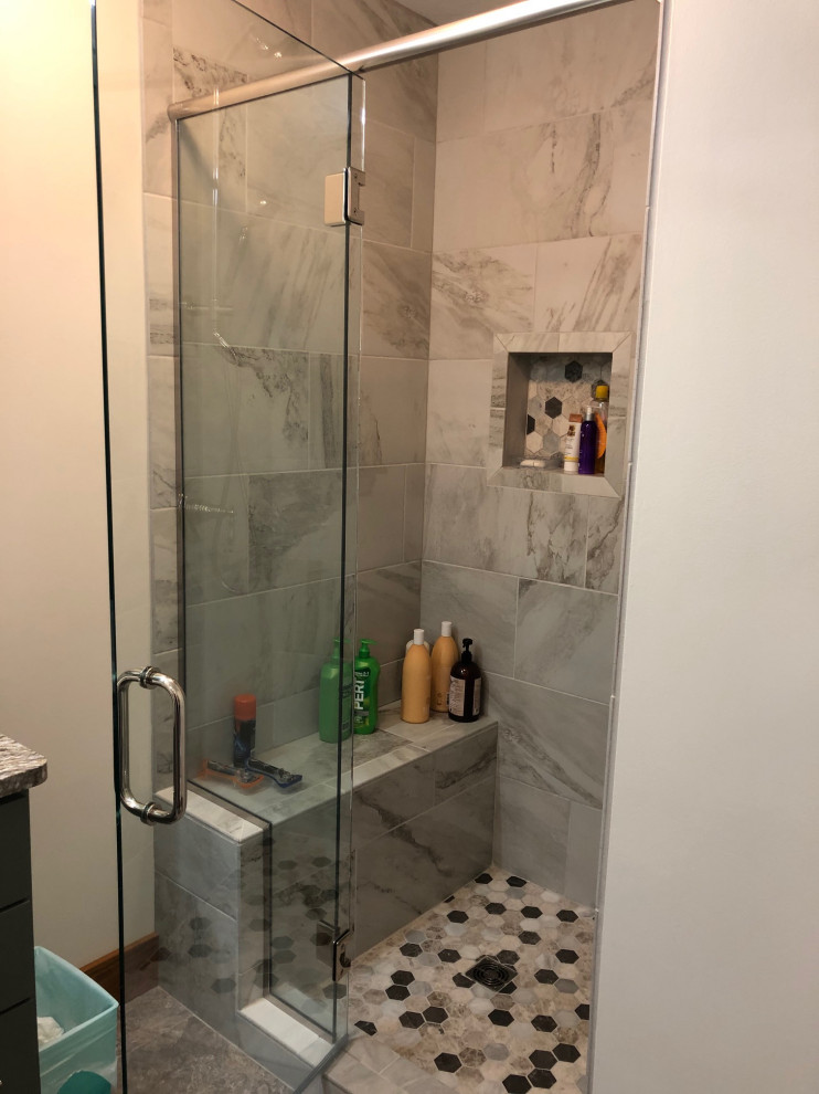 Inspiration för ett litet lantligt badrum med dusch, med luckor med profilerade fronter, gröna skåp, en dusch i en alkov, en toalettstol med separat cisternkåpa, grön kakel, keramikplattor, beige väggar, klinkergolv i keramik, granitbänkskiva, vitt golv och dusch med gångjärnsdörr